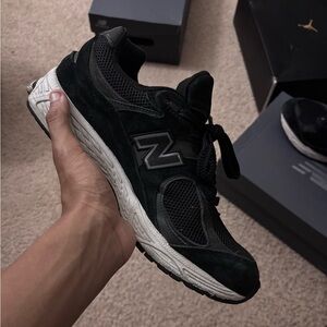 New Balance Black and White Sneakers Classic Athletic Design
